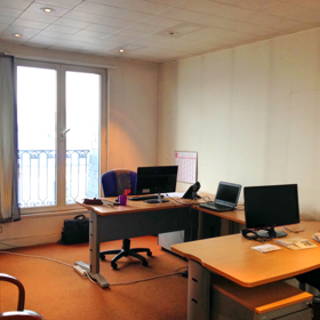 Bureau privé 14 m² 2 postes Location bureau Rue La Fayette Paris 75010 - photo 2